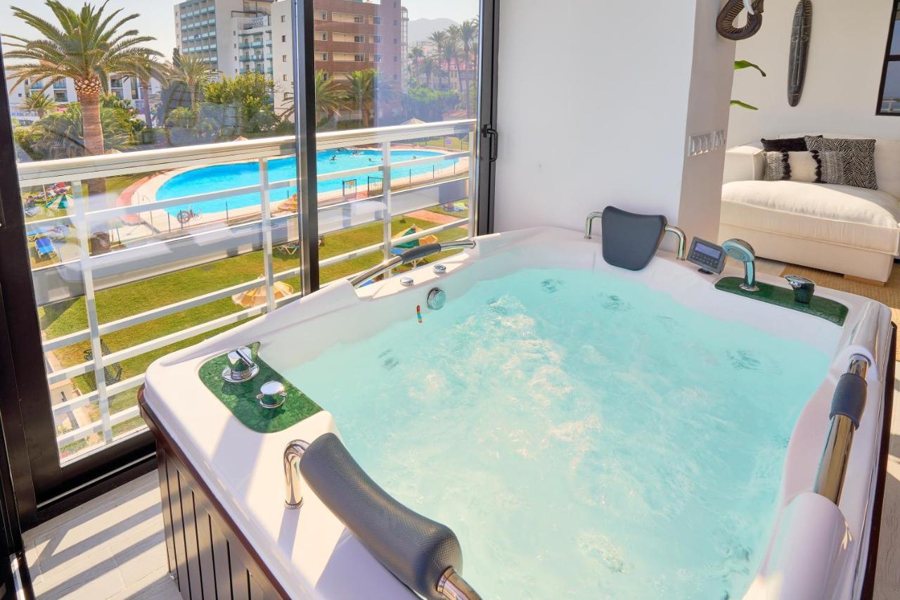 Savanna Beach. Amazing Apartment With Jacuzzi Торемолинос Екстериор снимка